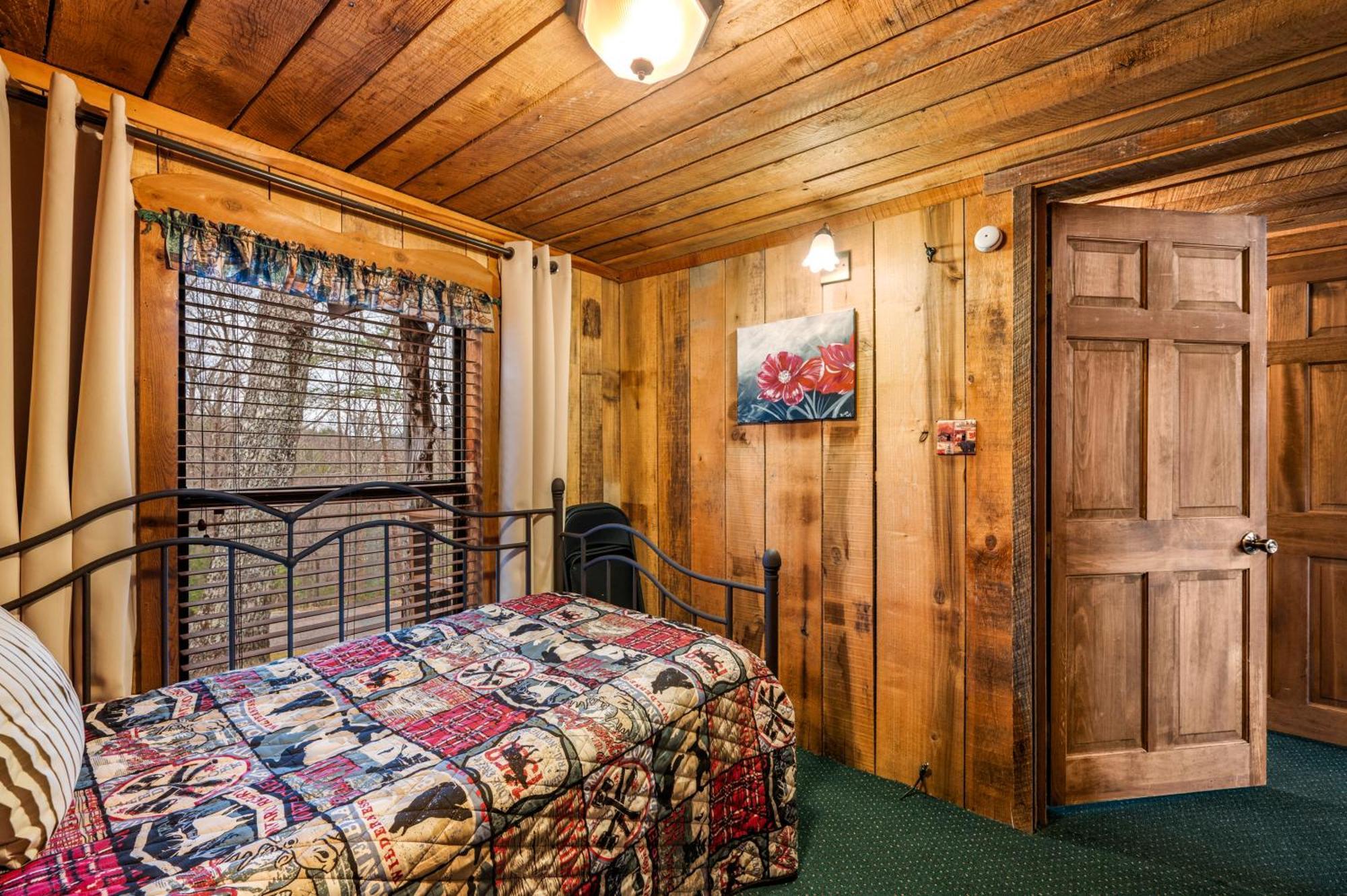 10 Miles Away From The Heart Of It All! Pigeon Forge Exterior foto